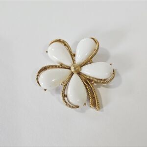 Vintage Crown Trifari Signed Textured Gold Tone White Lucite Flower Brooch Pin